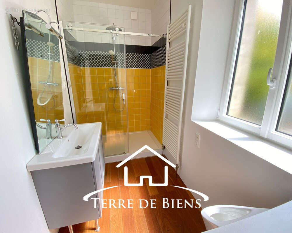 Maison de caractère de 160 m2   Beaux volumes, patio, jardin clos et fort potentiel d'aménagement   Pommiers - photo 6