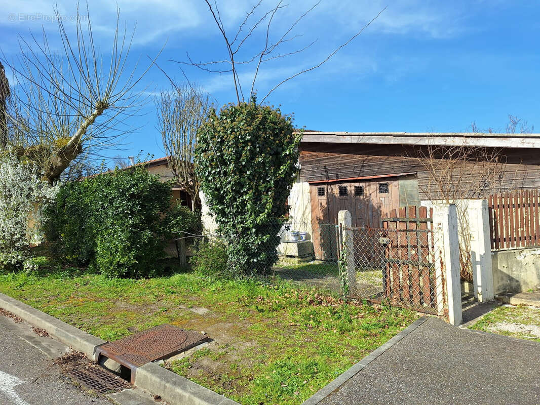 maison à rénover avec dépendance et garage sur 520 m2 - photo 2