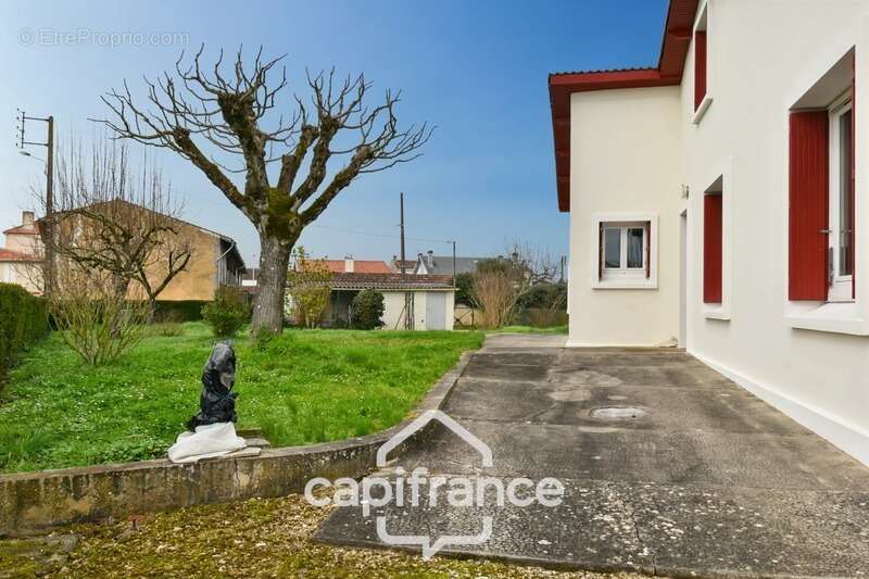 Maison à vendre entièrement rénovée, 6 pièces SAINT JEAN D'ANGELY (17), proche commerces avec jardin et garage - photo 11