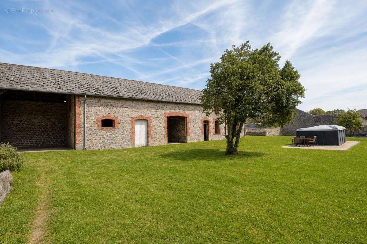 Maison spacieuse de 469 m² à Marsac, 16 pièces - photo 3