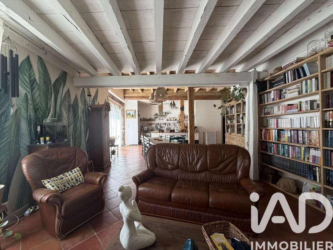 Maison 228 m² à Saint-Sernin-Du-Plain  - photo 4