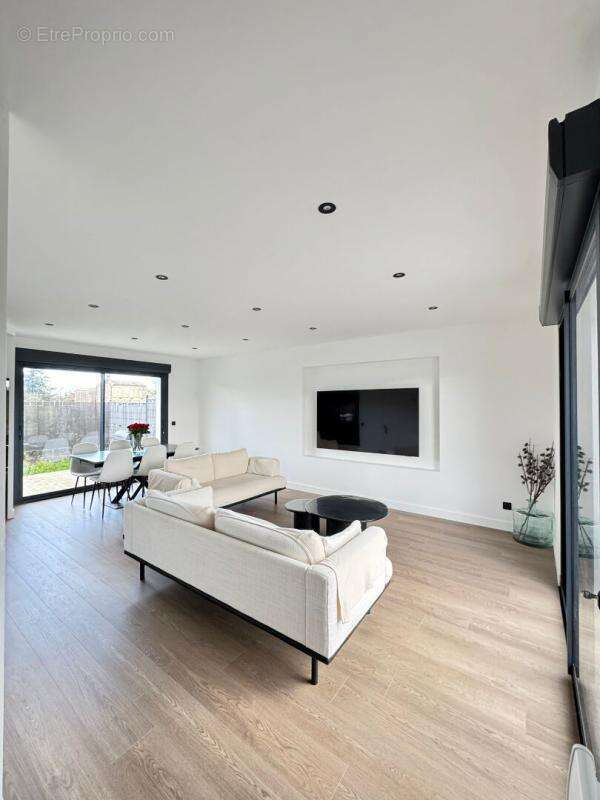 Maison  2025 - R+1 - Saint-laurent -d'arce 4 pièce(s) 88 m2 - 33chambres-285 m2 de Terrain - photo 4