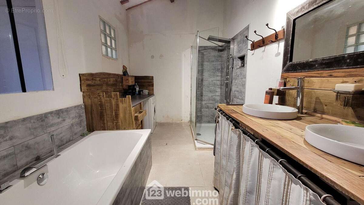 Une salle d'eau avec grande baignoire et grande douche - Maison à LE BERNARD