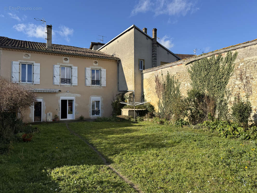 Maison avec jardin dans le centre de Gondrin - photo 11