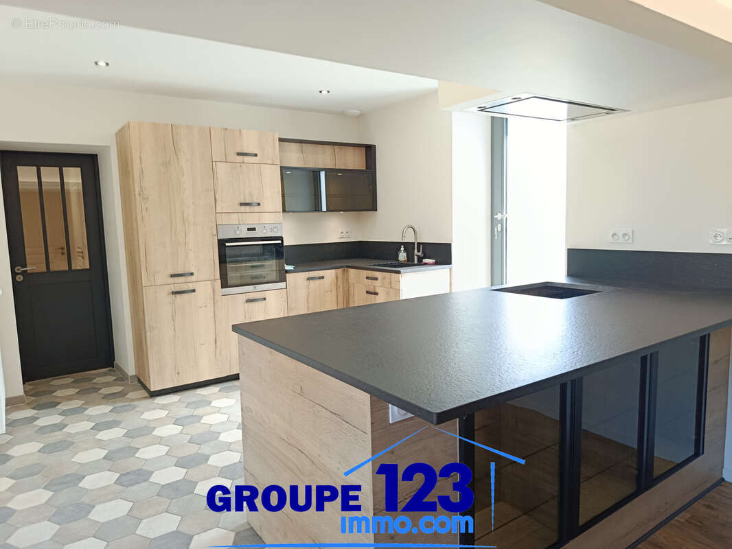Maison rénovée de 176 m2, 3 ou 4 chambres avec jardin. - photo 4
