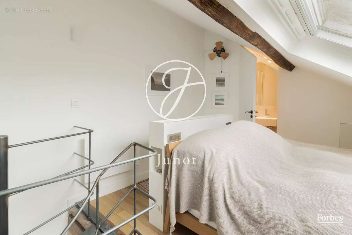 Paris 7e - CARRÉ DES ANTIQUAIRES - Duplex à vendre - 2 pièces - 39,24m² Carrez - 57,53m² au sol - 1 chambre - Dernier étage. - photo 11