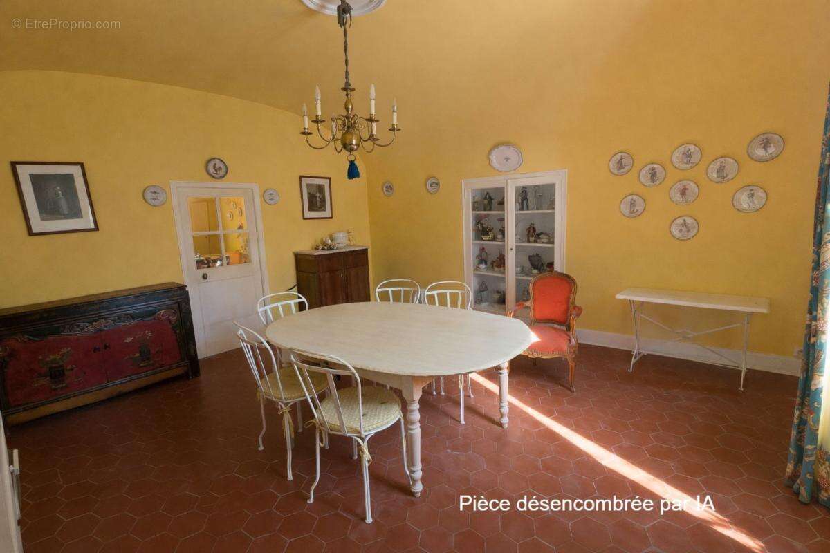 Maison à SAINT-JEAN-DE-MARUEJOLS-ET-AVEJAN