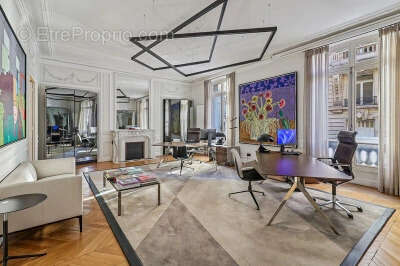 Commerce à PARIS-8E