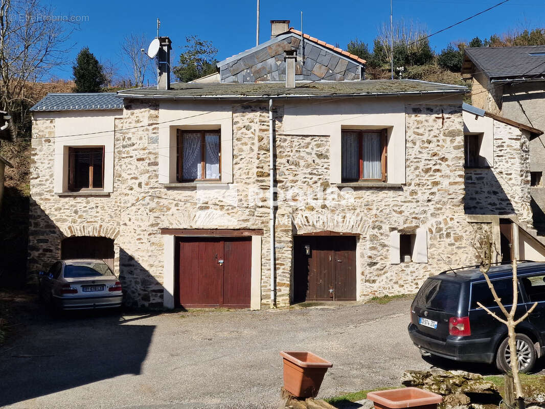 Sur la commune de Castanet-le-Haut, à vendre charmante maison de village 4 pièces d'environ 75 m2 avec garage - photo 2