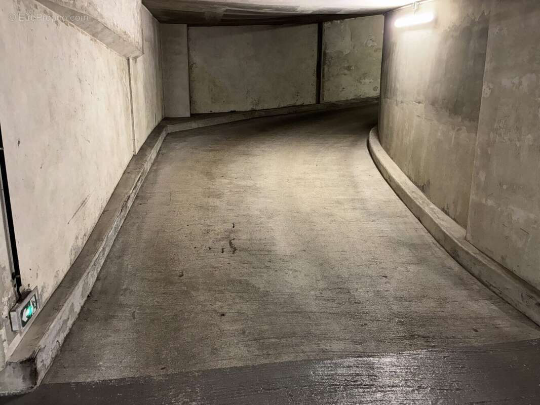 Parking à PARIS-9E