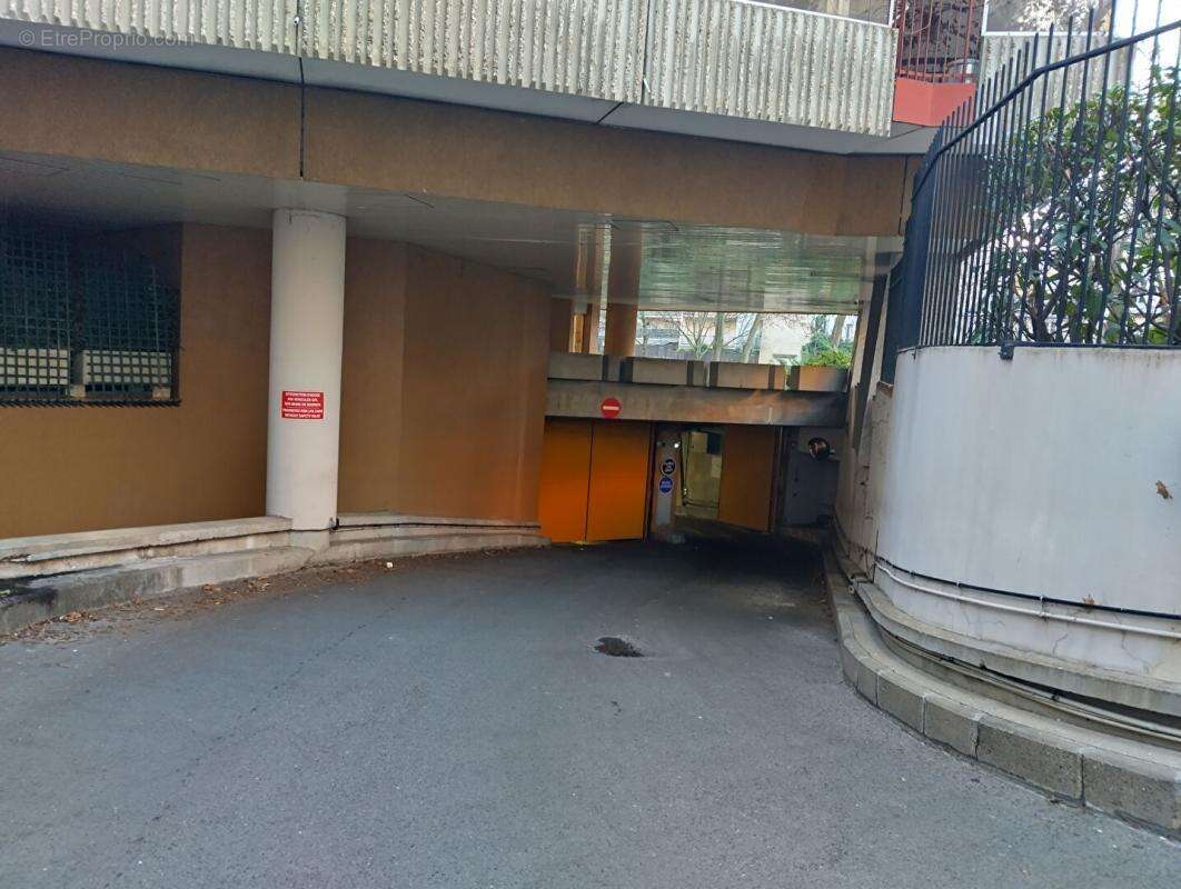 Parking à PARIS-15E