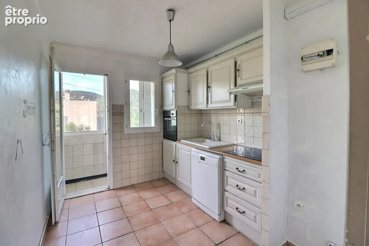 HYERES - DERNIER ETAGE- F4-Balcon-Cave-Hyères Ouest - photo 3