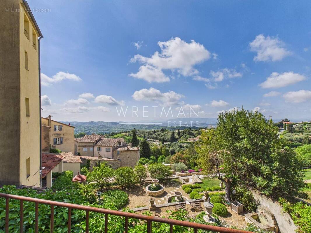 Maison à CHATEAUNEUF-GRASSE