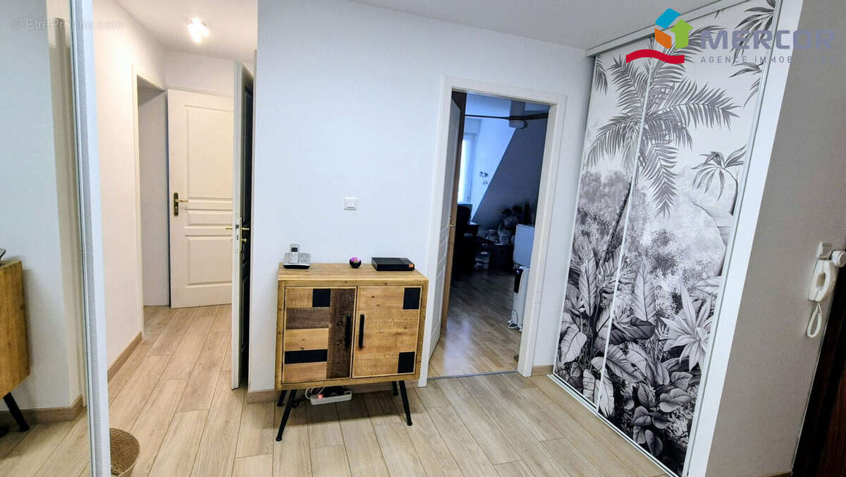 Entrée avec placards - Appartement à DUPPIGHEIM