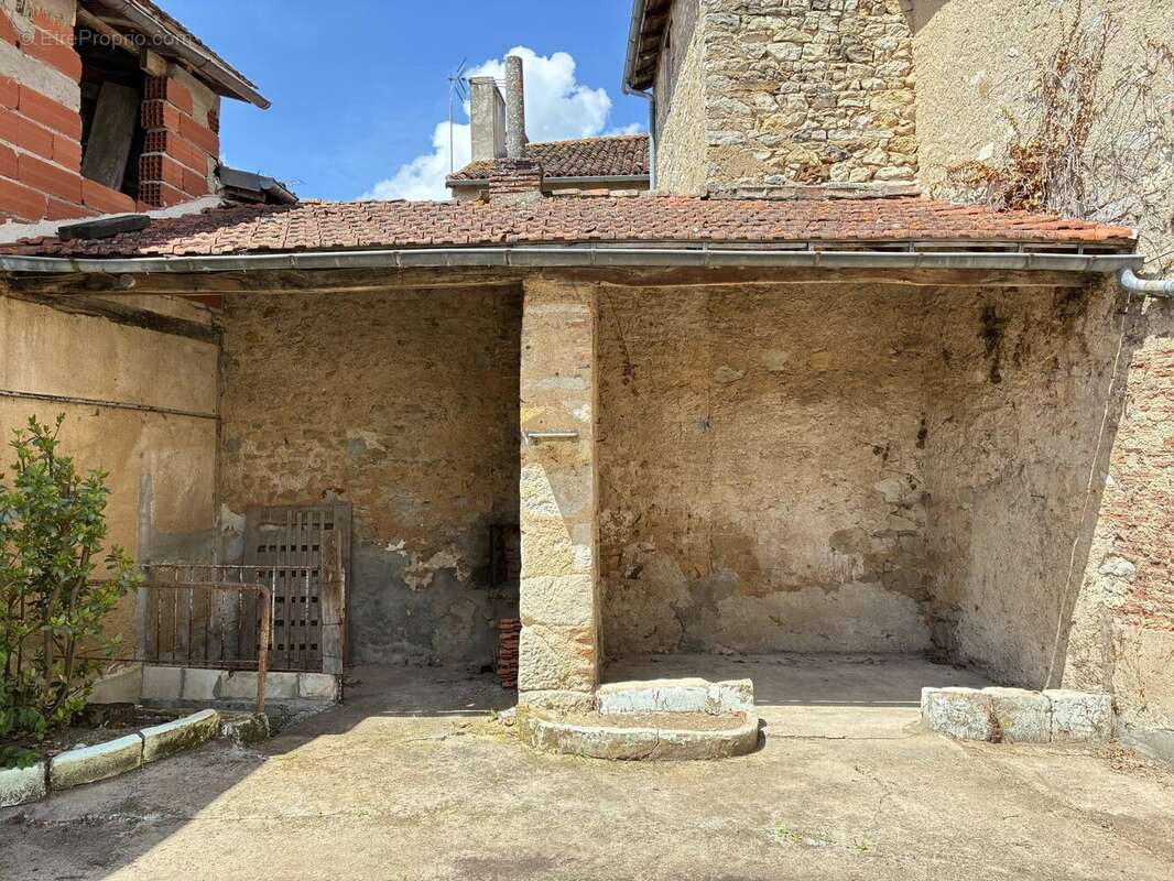 Maison de ville à rénover, dans le cœur de Montmorillon - photo 13