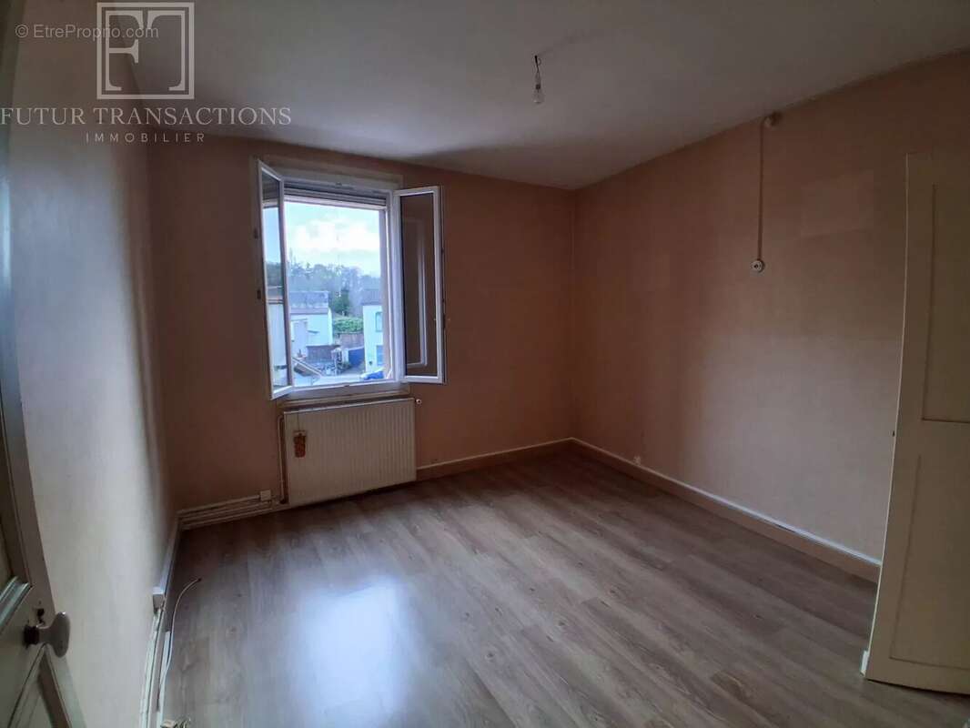 Maison à JAVERLHAC-ET-LA-CHAPELLE-SAINT-ROBERT