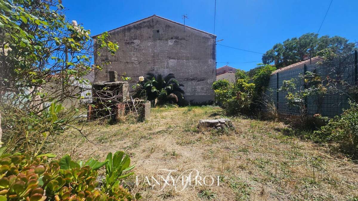 Saint-Cyprien - Maison à rénover sur beau terrain avec de multiples possibilités - photo 2