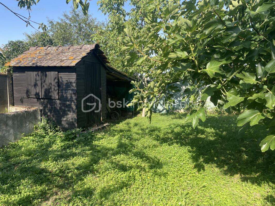 Très jolie maison sur sous-sol total avec son garage et son jardin arboré ! - photo 12