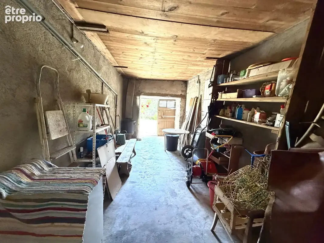 Saint-Saturnin   Jolie maison avec garages, grange et écurie sur des terrains de 1 623 m2 - photo 10