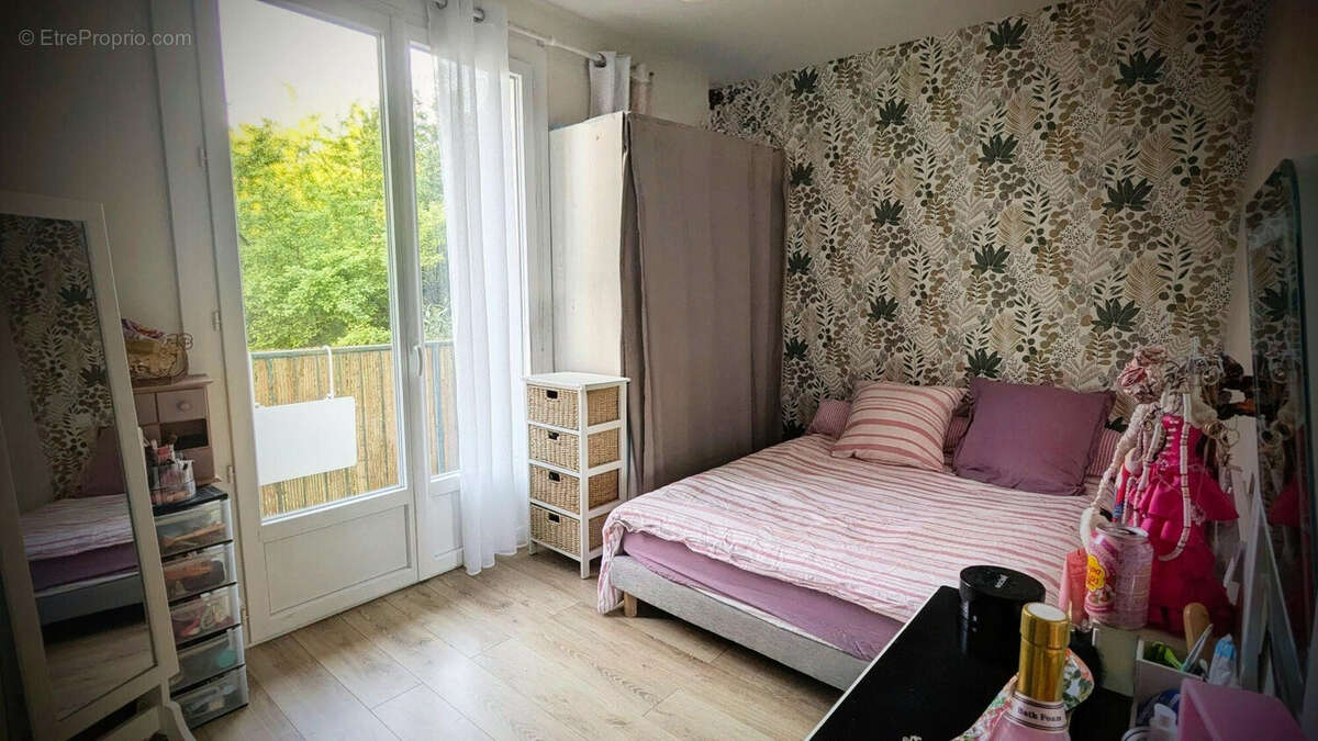 chambre et son balcon - Appartement à AGEN