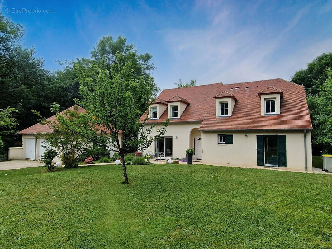 Villa 196m2 4 chambres séjour cathédrale jardin 1043m2 - Santeny - photo 1