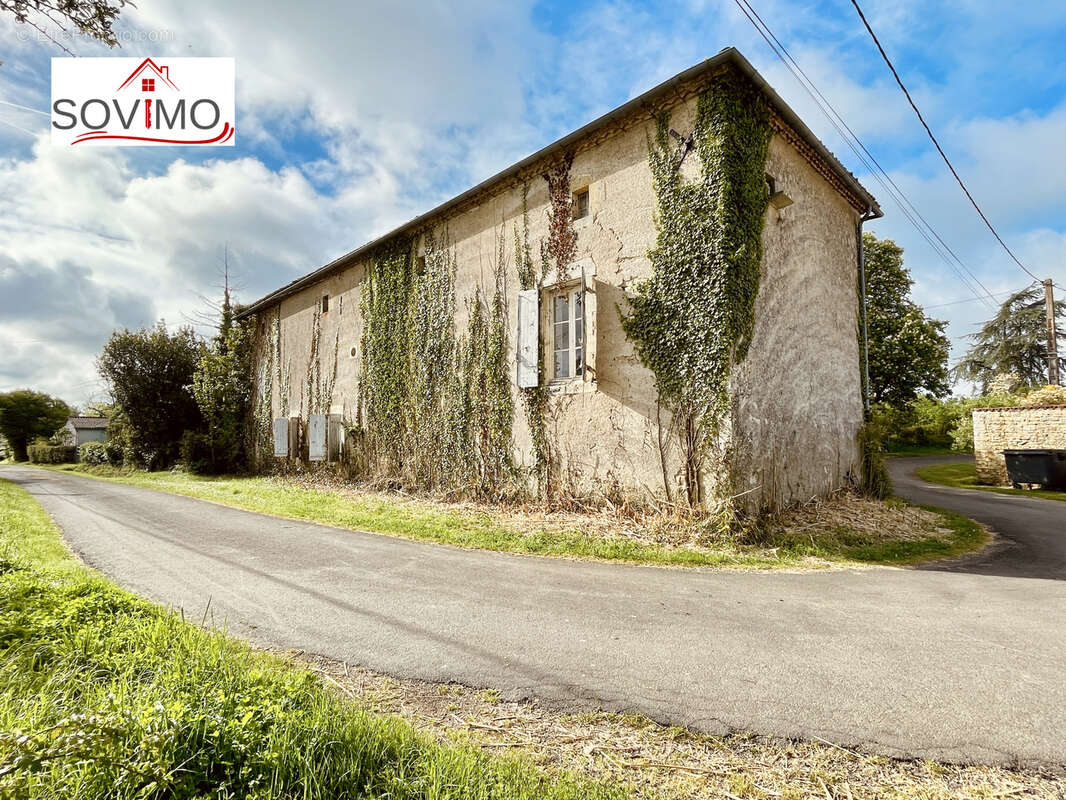 Au coeur d'un petit hameau, authentique maison de caractère indépendante, a rénover, avec terrain attenant - photo 5