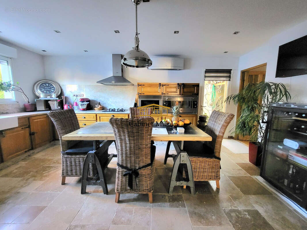 Maison à VIC-LA-GARDIOLE