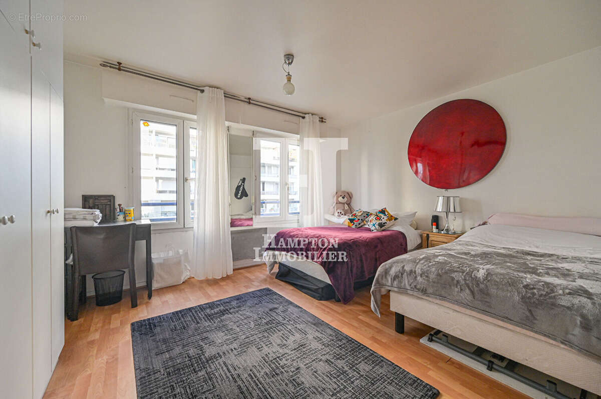 M° Colonel Fabien /  Rue des Chaufourniers. Un appartement de 4 pièces avec 2 balcons - photo 5