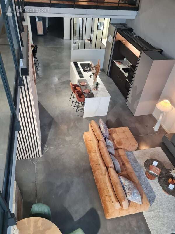 Commerce à SAINT-GENEST-LERPT