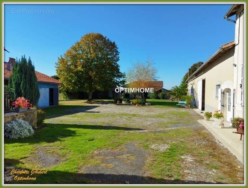 Maison à MONTMOREAU-SAINT-CYBARD