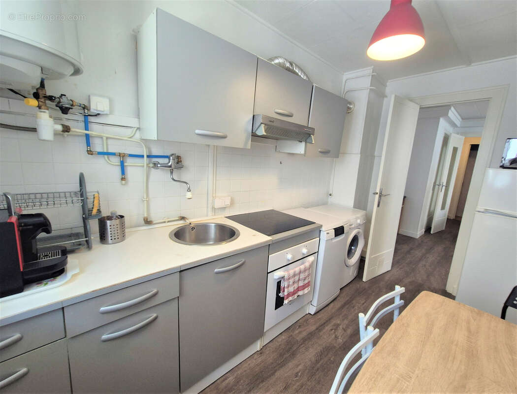 Achat Appartement T3 Grenoble – 3 Pièces de 48m² Traversant Est-Sud avec Séjour Lumineux, Cuisine moderne équipée et meublée & C - photo 3