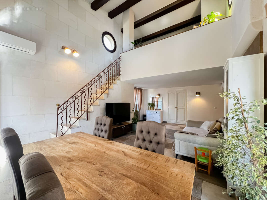 Maison à SAINT-MITRE-LES-REMPARTS