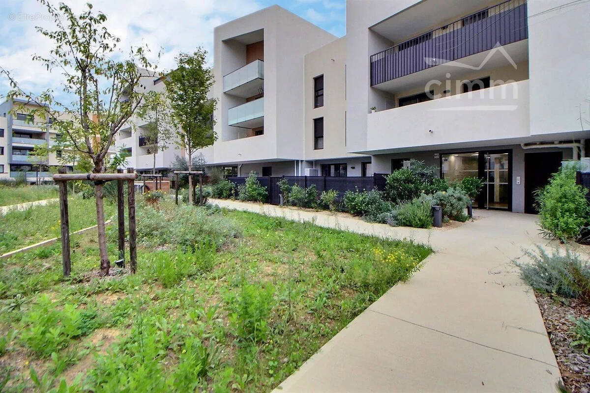 Parking à SAINT-JEAN-DE-VEDAS