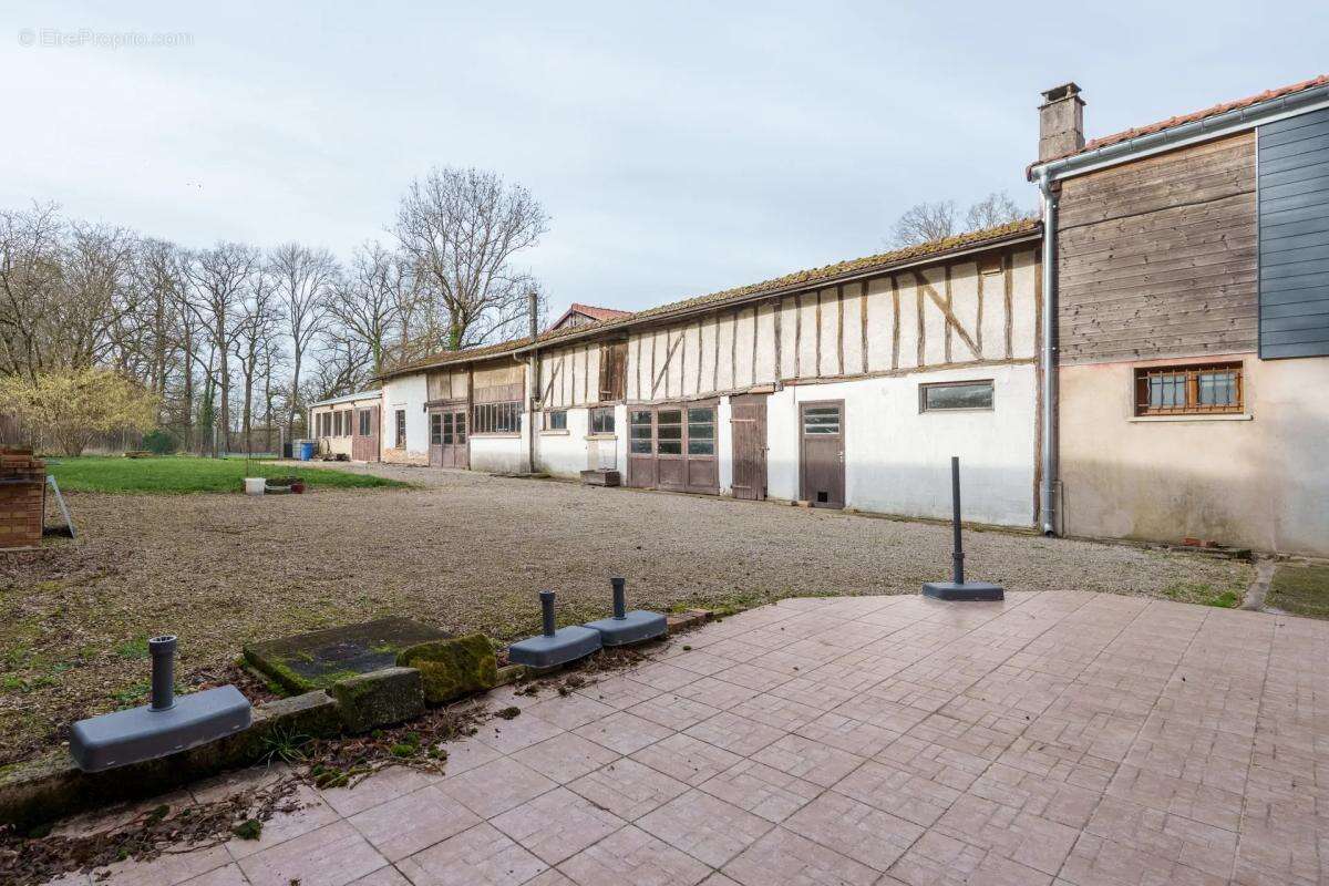 Maison à SAINT-REMY-EN-BOUZEMONT-SAINT-GENEST-ET-ISSON