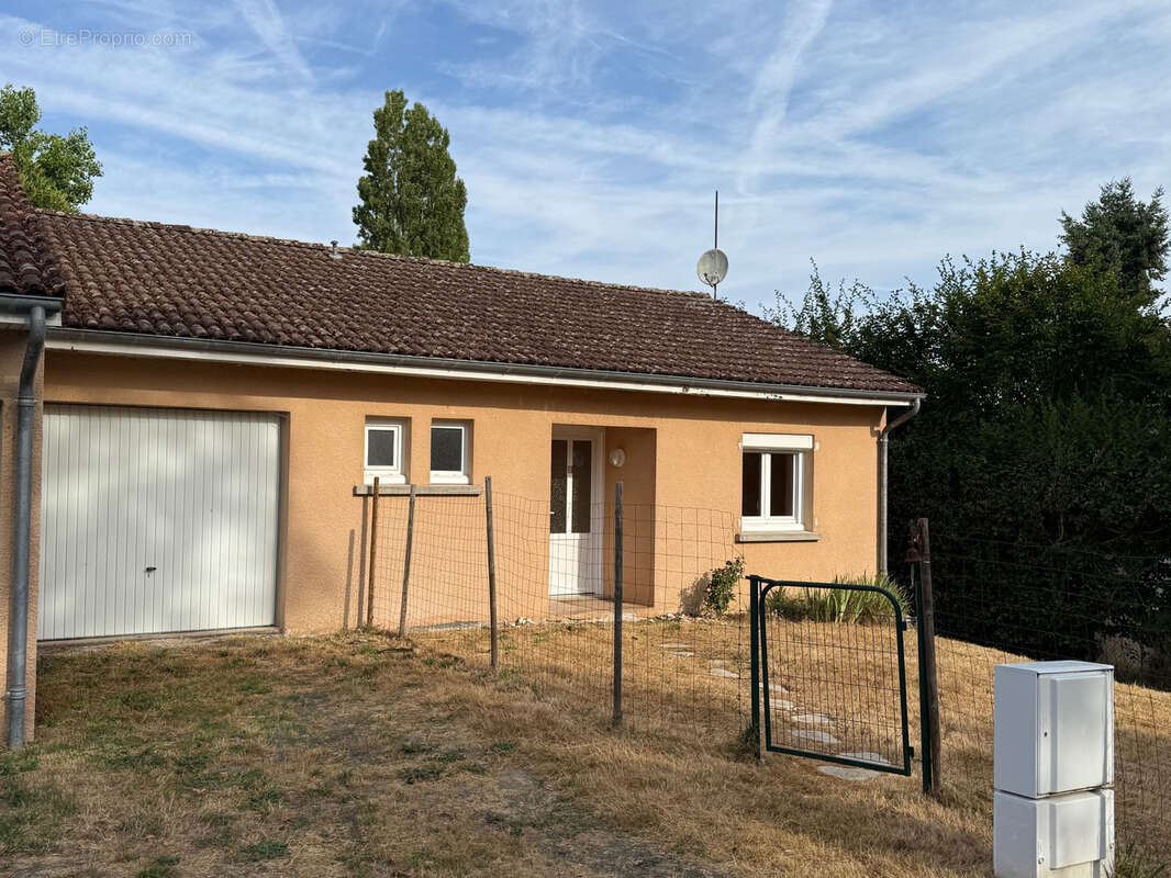 Auv 1222 : Maison de 1979, Pionsat à distance de marche, quartier arboré - photo 5