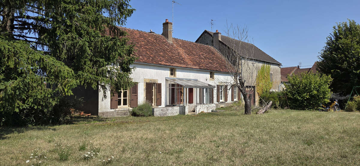 Ancienne ferme avec nombreuses dépendances et plus de 3 000 m2 de terrain - photo 29