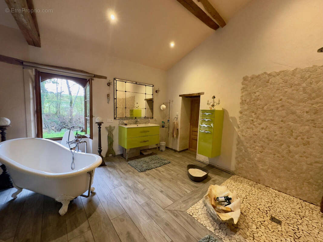 salle de bains - Maison à VIC-FEZENSAC