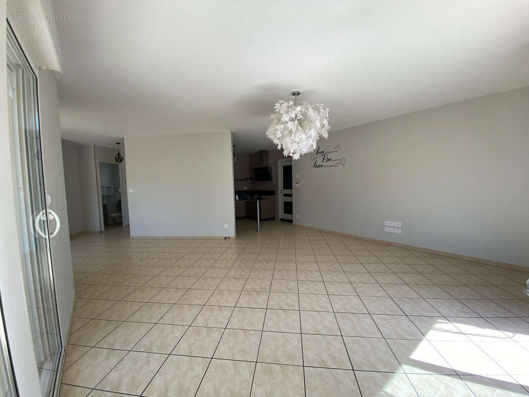Maison de Plain-Pied, trois chambres, jardin avec piscine. - photo 3