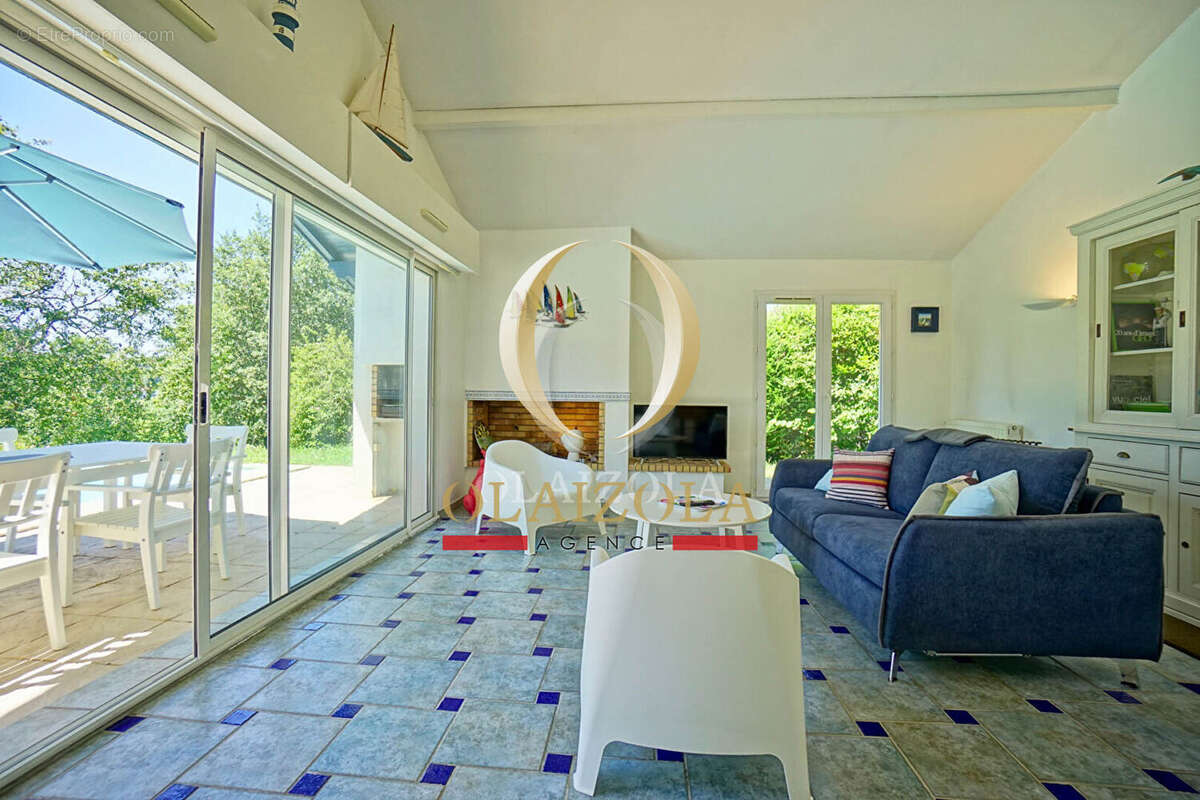 BASSUSSARRY - Maison avec piscine et accès golf dans environnement calme. - photo 6
