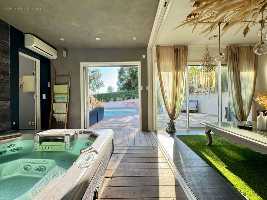 Maison à VAILHAUQUES