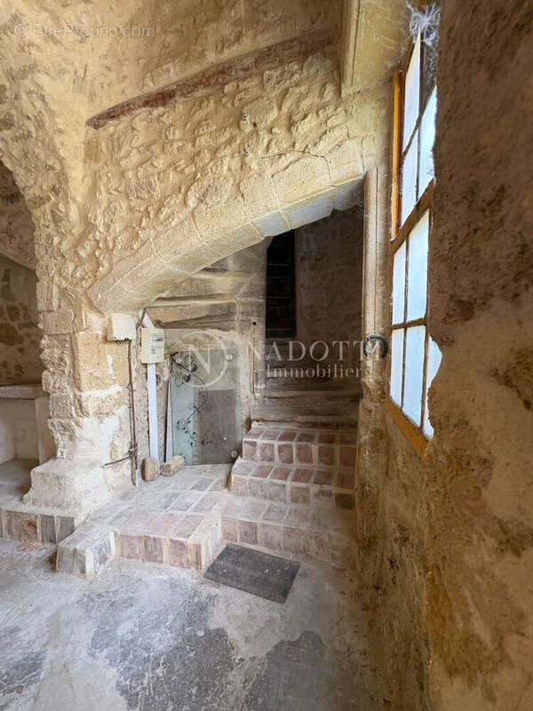 Cadenet centre - Maison de village T3 avec grande cave voûtée de 50m2 - photo 2