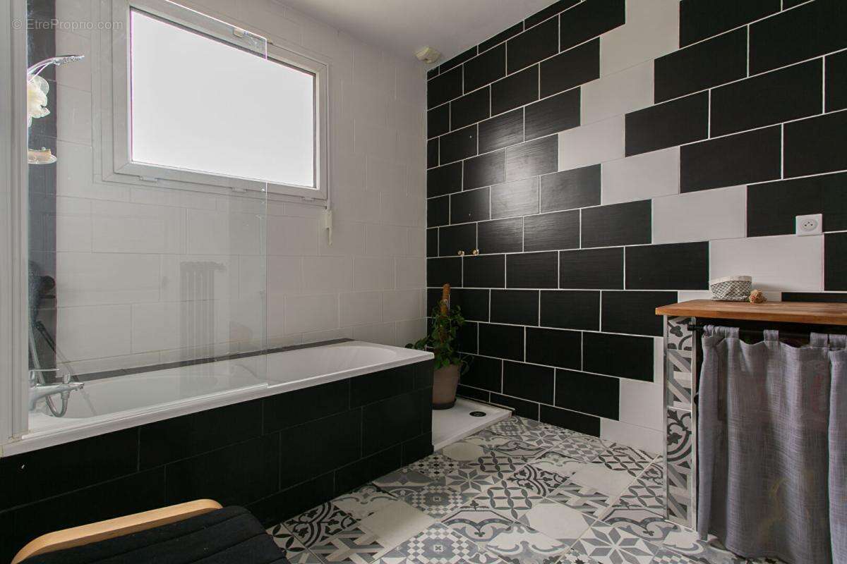 Maison Sèvremoine 5 P . 3 Chs . Bureau . 133.67 M² . T 315 M² . Garage - photo 9