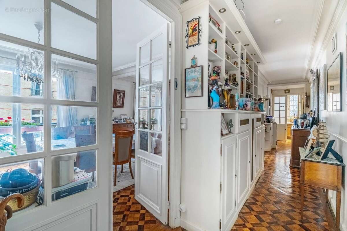 Appartement à PARIS-16E