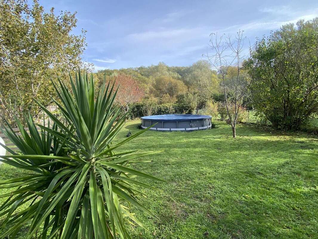 Piscine hors sol neuve - Maison à BEYNAC-ET-CAZENAC