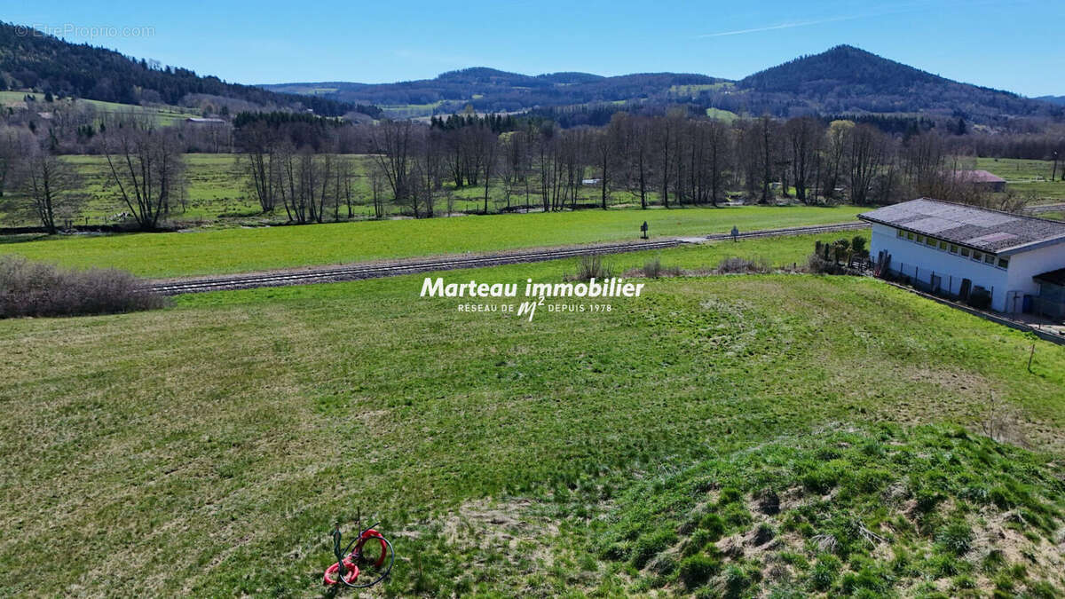 Terrain à LES POULIERES