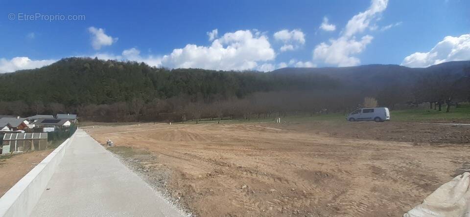 Terrain à SAINT-ETIENNE-LE-LAUS