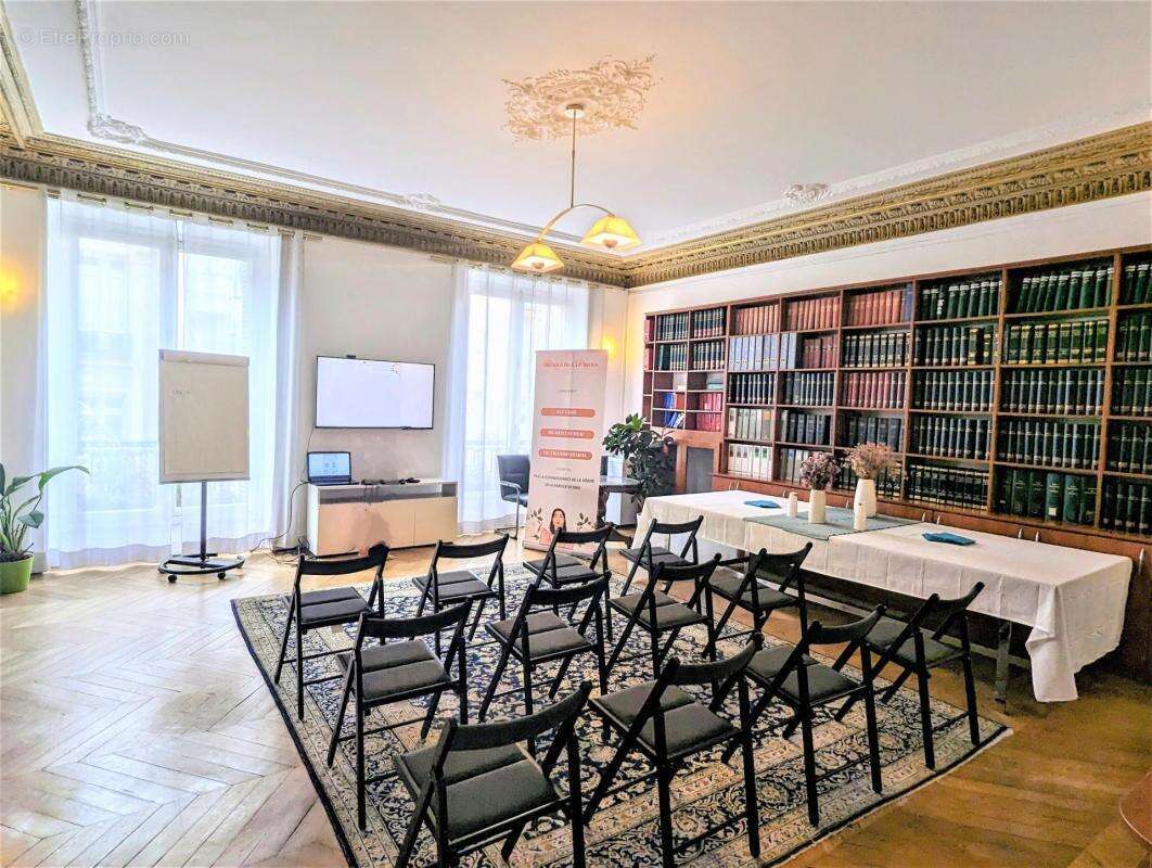 Commerce à PARIS-9E