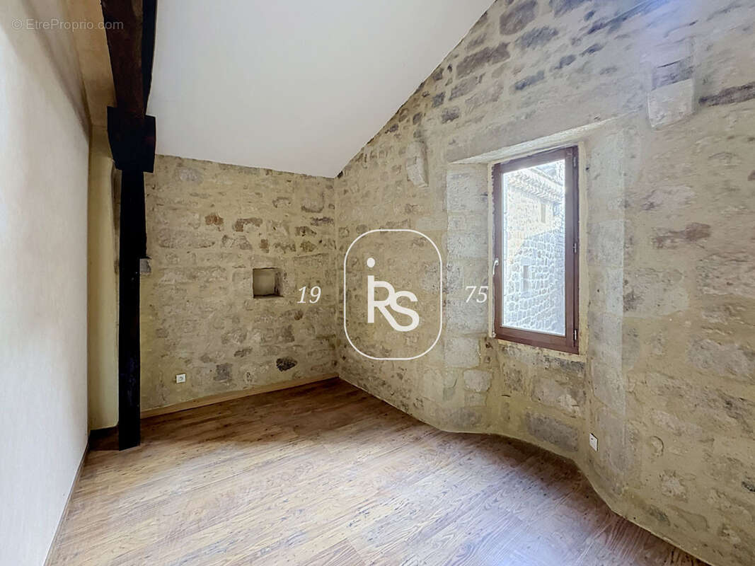 Une maison de village  de 80 m2 datant du 16ème dans le centre médiéval de Largentière. - photo 5