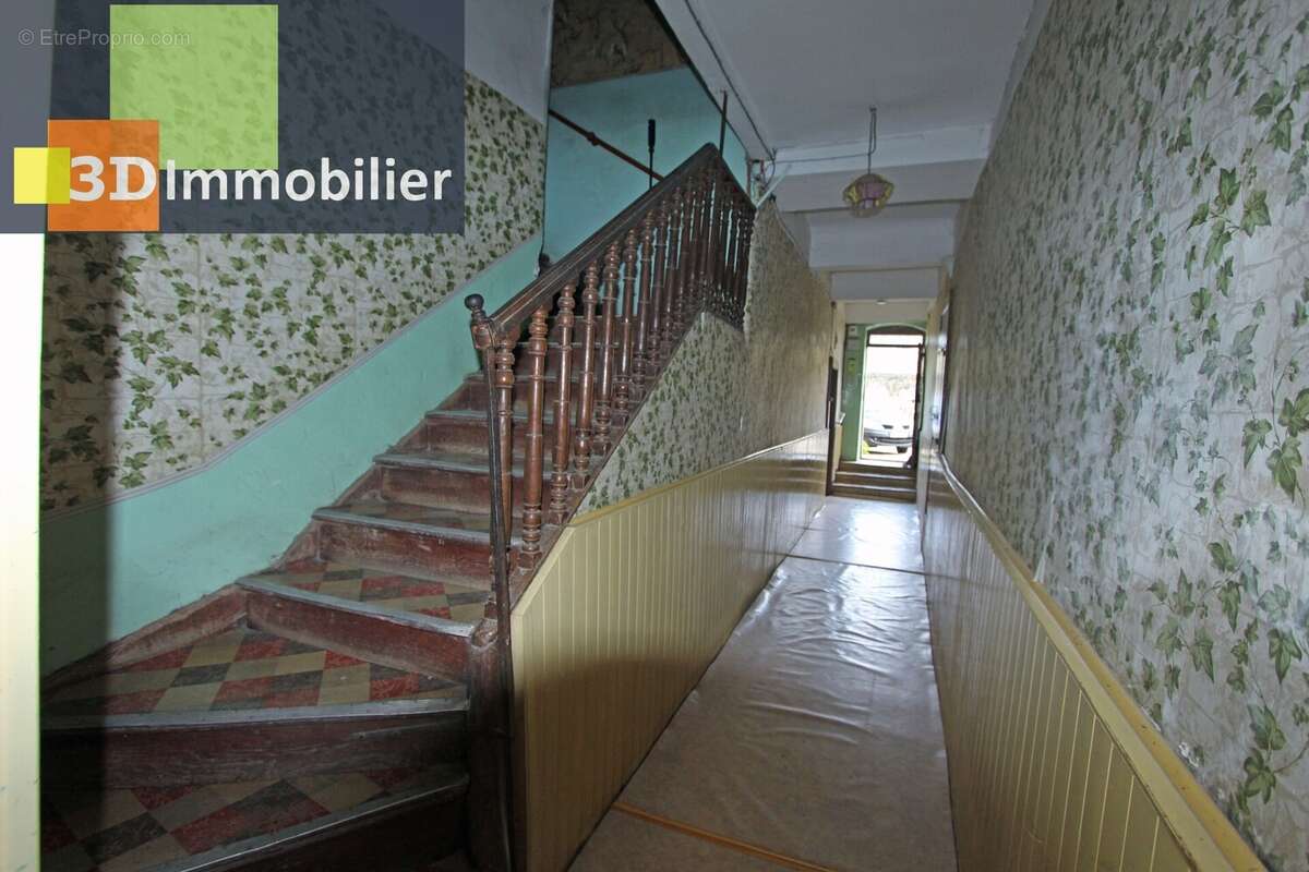 DEGAGEMENT ET ACCES ETAGE 1 - Maison à GEVINGEY