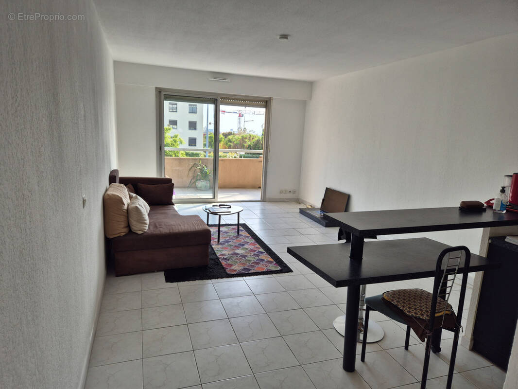 Appartement à SAINT-LAURENT-DU-VAR